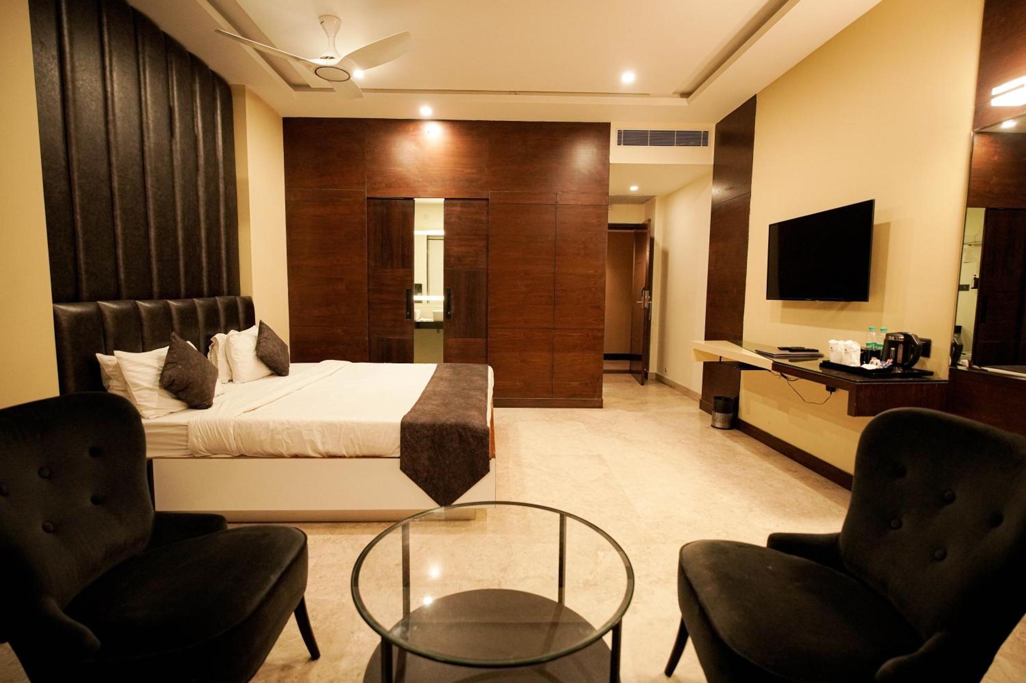 Cliff Embassy Banquet And Suites Shimoga Buitenkant foto