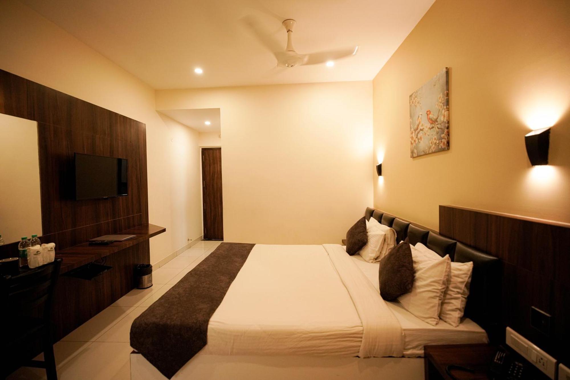 Cliff Embassy Banquet And Suites Shimoga Buitenkant foto