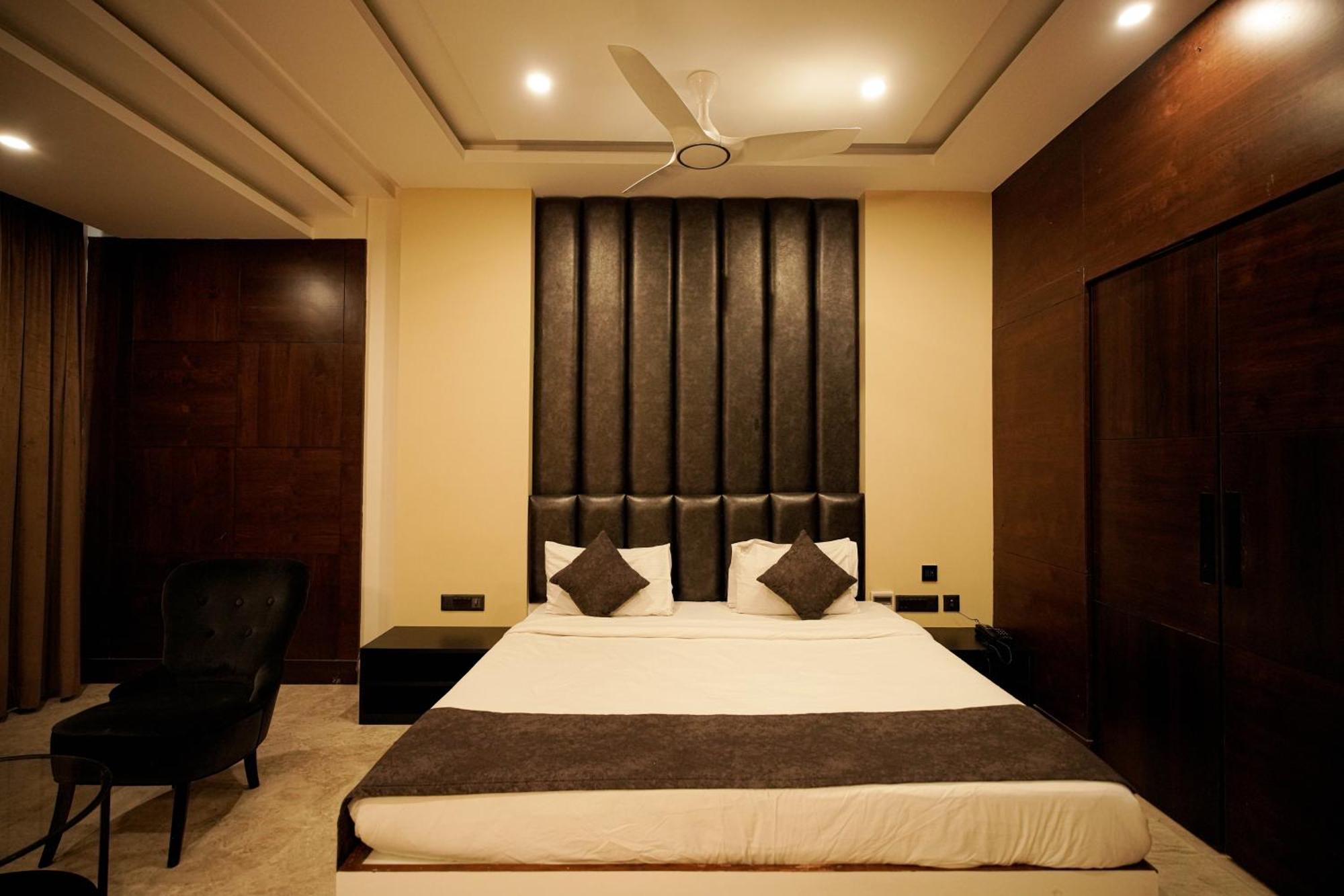 Cliff Embassy Banquet And Suites Shimoga Buitenkant foto