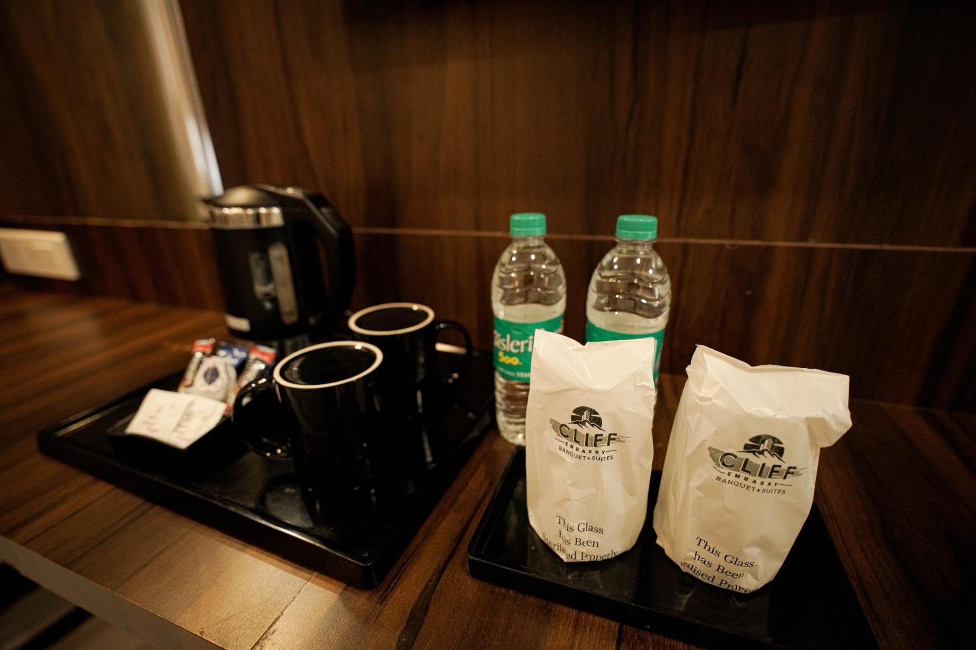 Cliff Embassy Banquet And Suites Shimoga Buitenkant foto