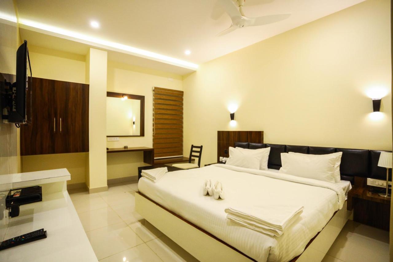 Cliff Embassy Banquet And Suites Shimoga Buitenkant foto