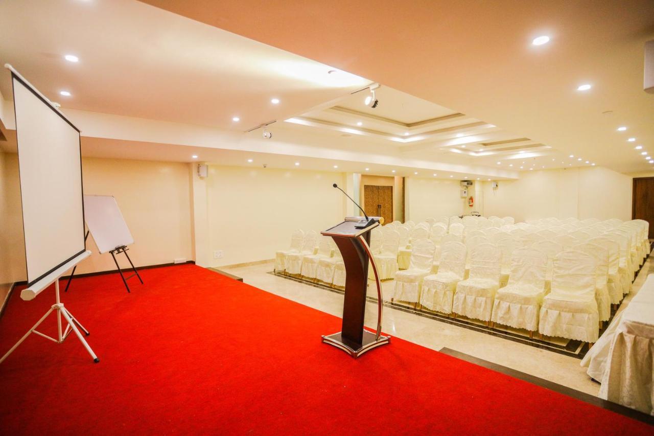 Cliff Embassy Banquet And Suites Shimoga Buitenkant foto
