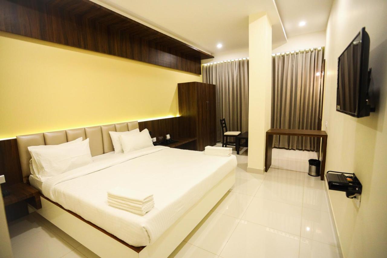 Cliff Embassy Banquet And Suites Shimoga Buitenkant foto