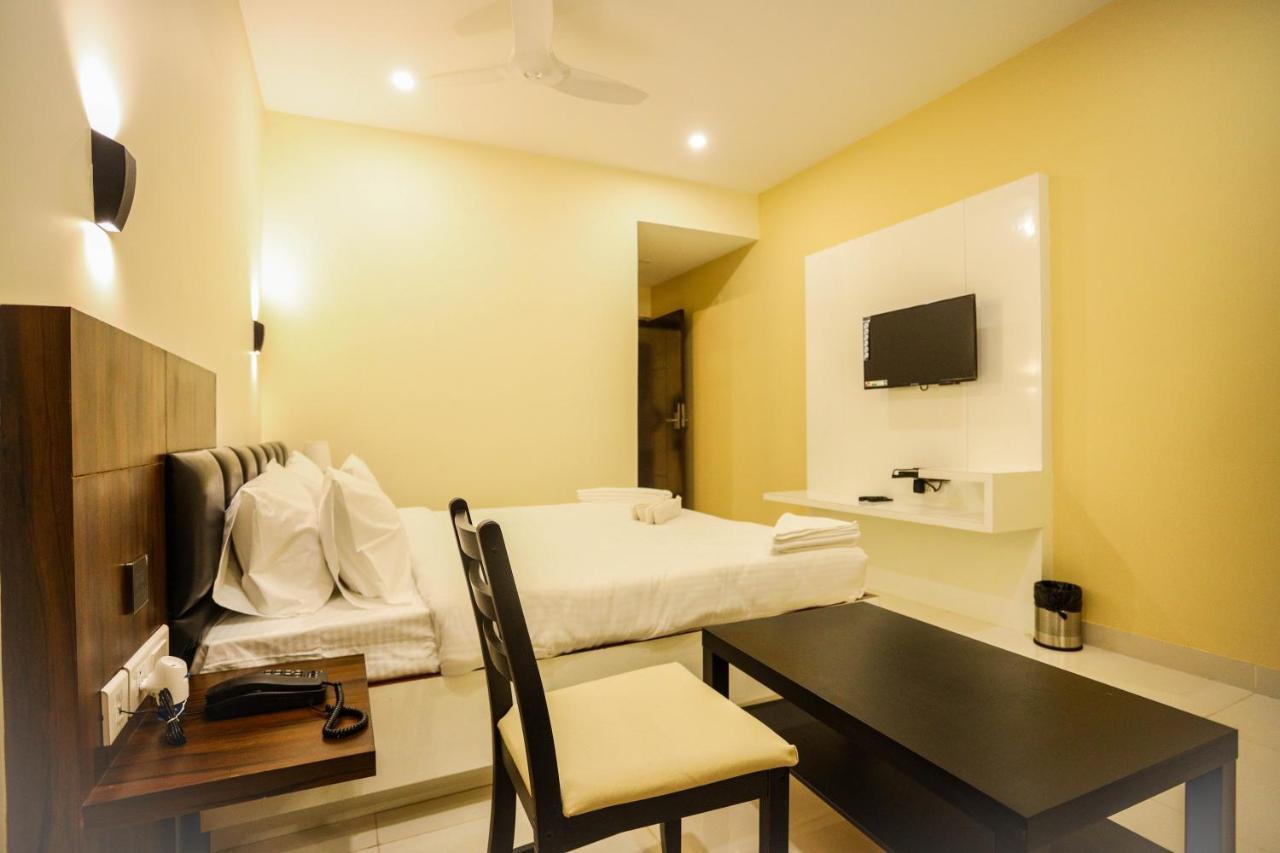 Cliff Embassy Banquet And Suites Shimoga Buitenkant foto
