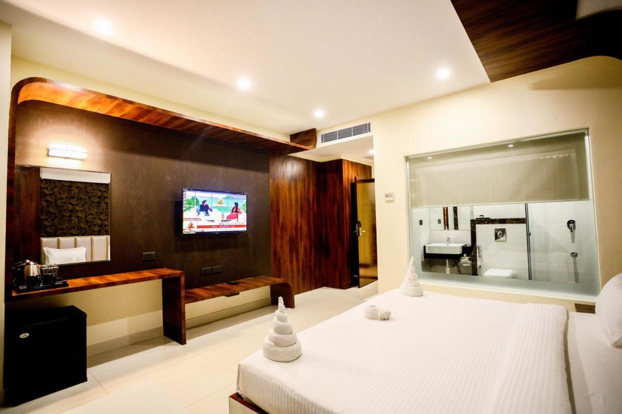 Cliff Embassy Banquet And Suites Shimoga Buitenkant foto