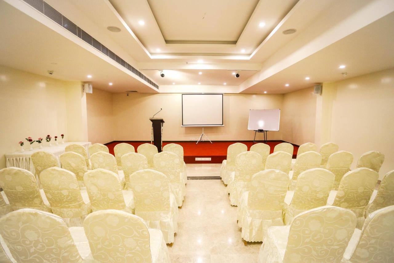 Cliff Embassy Banquet And Suites Shimoga Buitenkant foto