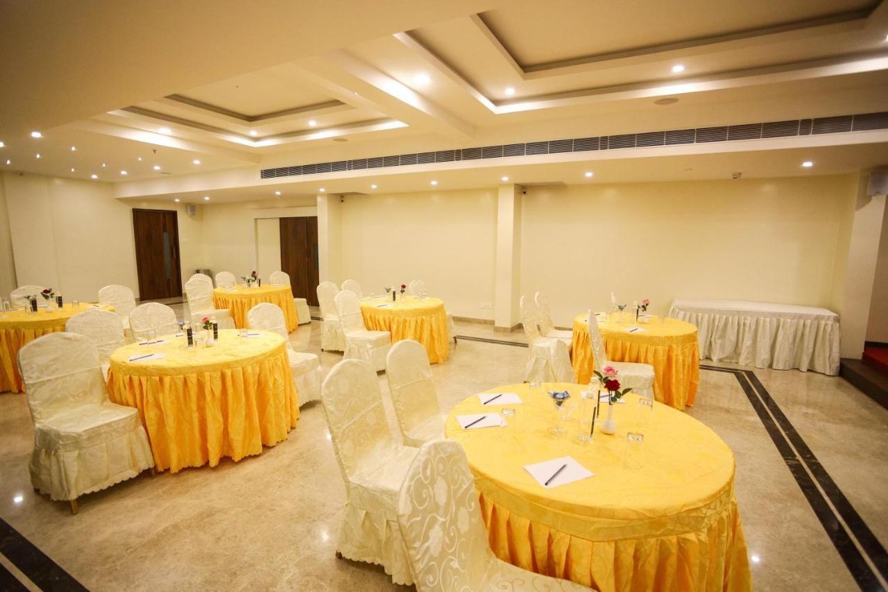 Cliff Embassy Banquet And Suites Shimoga Buitenkant foto