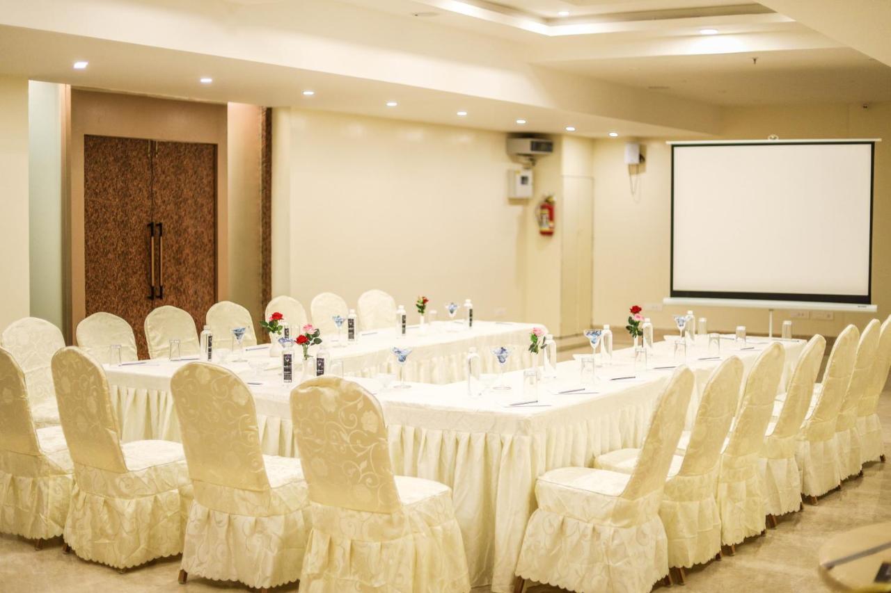 Cliff Embassy Banquet And Suites Shimoga Buitenkant foto