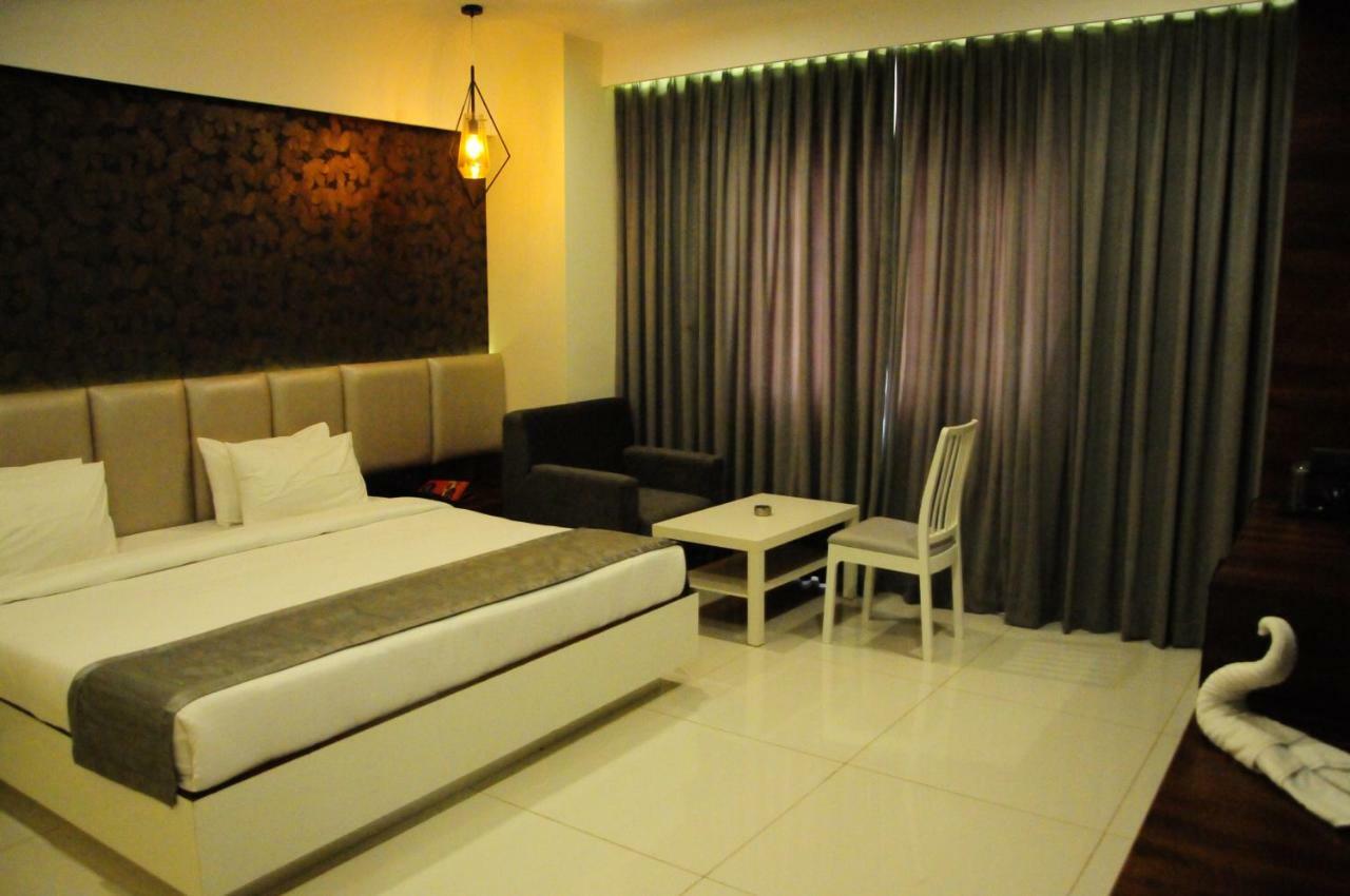 Cliff Embassy Banquet And Suites Shimoga Buitenkant foto