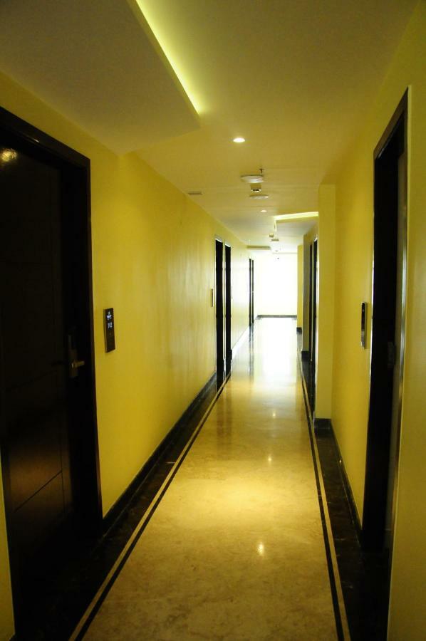 Cliff Embassy Banquet And Suites Shimoga Buitenkant foto