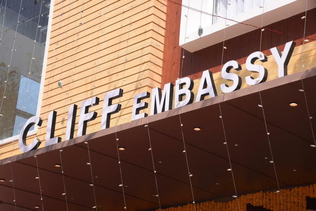 Cliff Embassy Banquet And Suites Shimoga Buitenkant foto